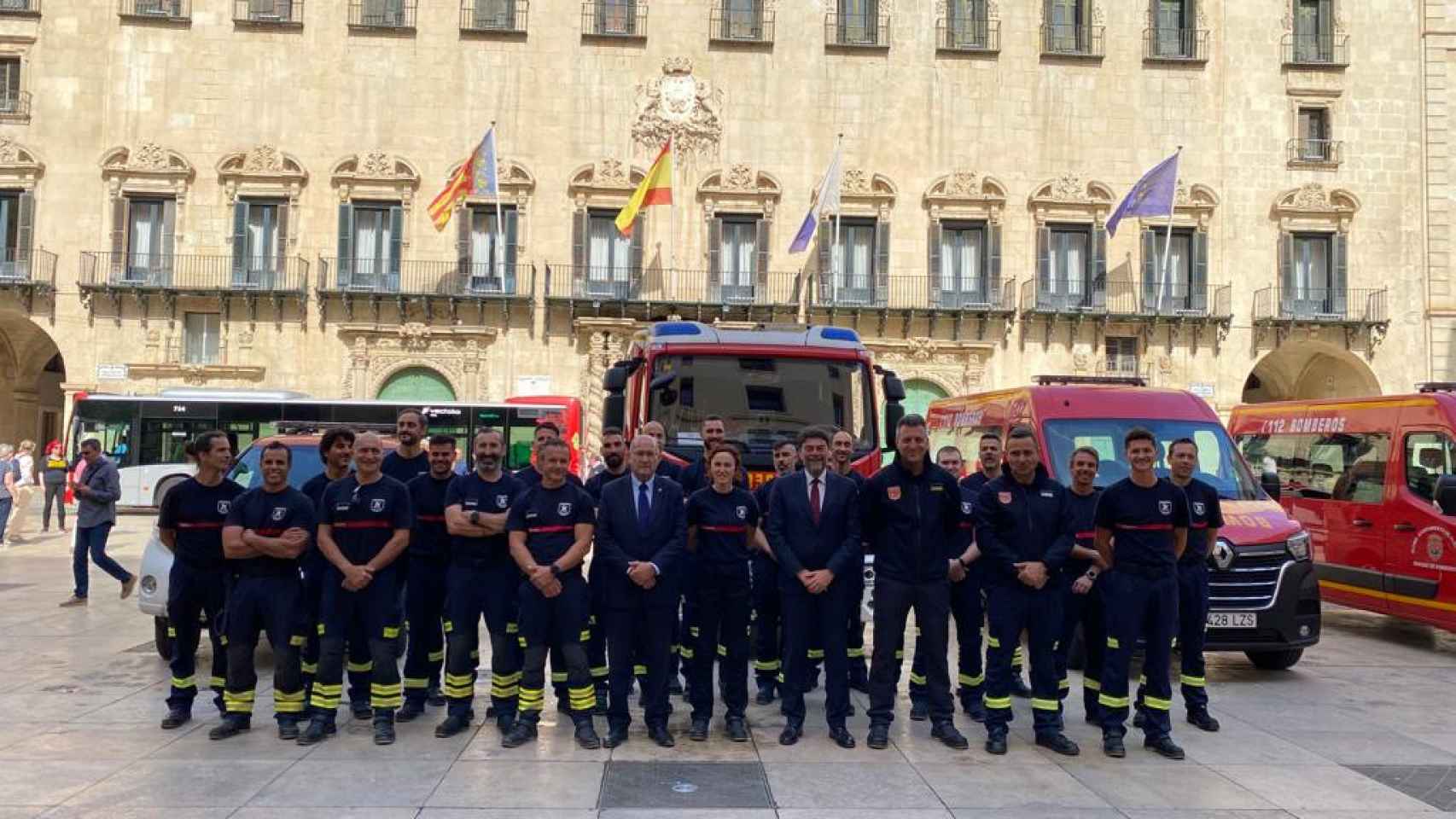 Los bomberos con el alcalde y miembros de la corporación, en la plaza del Ayuntamiento de Alicante.