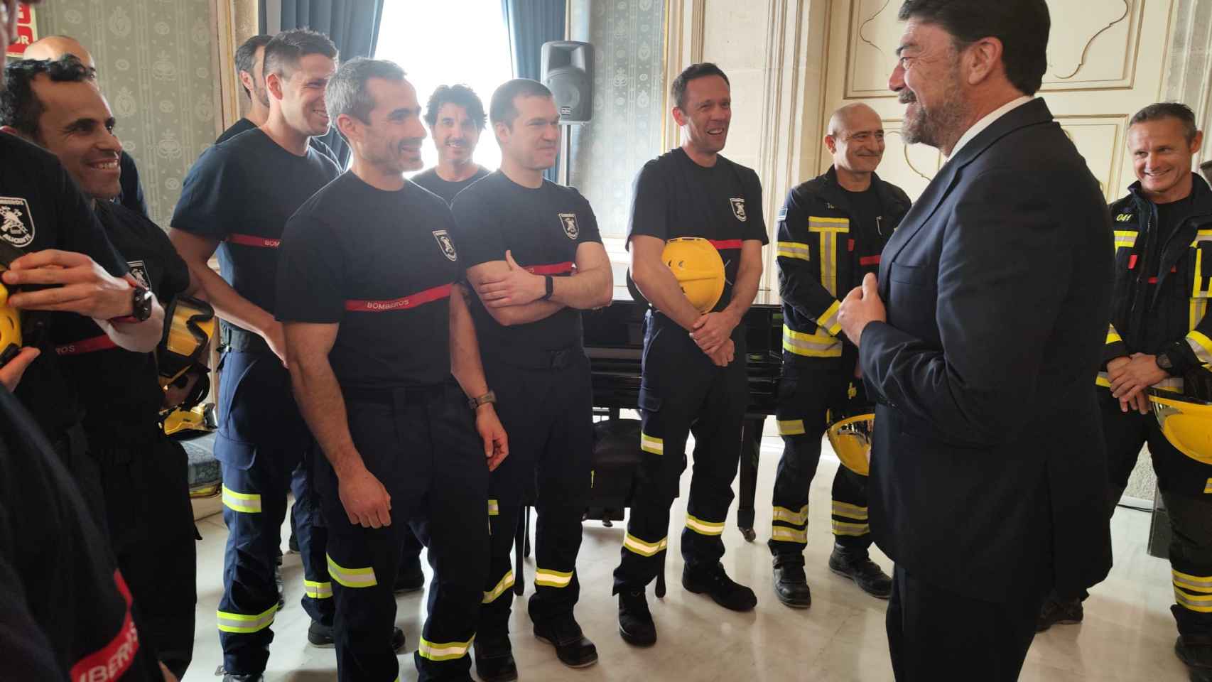 El alcalde charla con los 'nuevos' bomberos municipales.