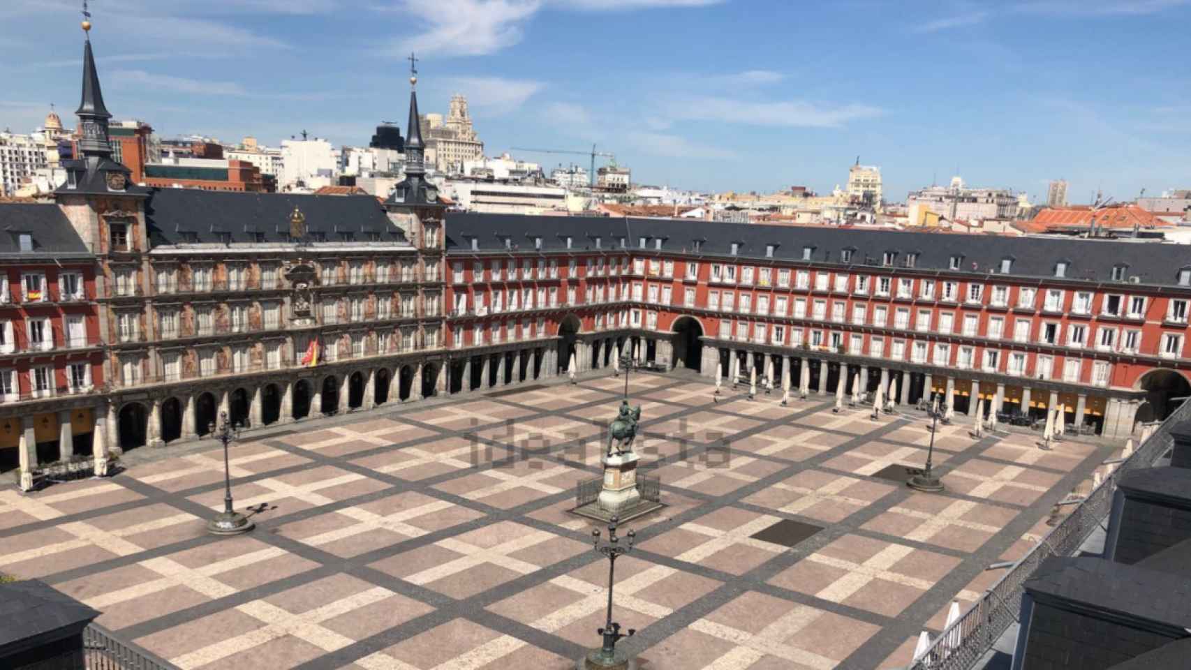 Vistas a la Plaza Mayor desde la terraza de un ático.