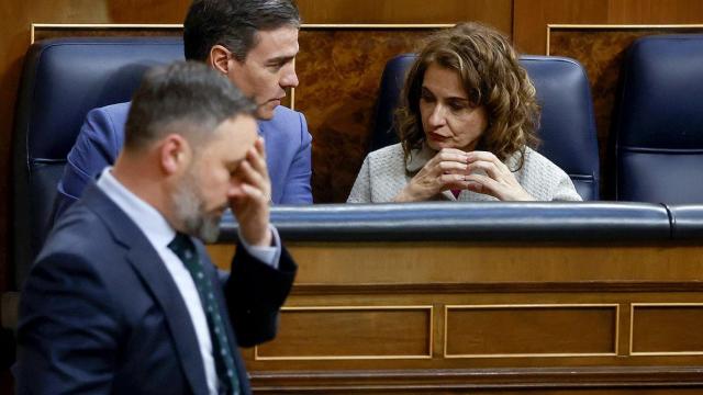 Abascal pasa por delante de Sánchez y María Jesús Montero, durante una sesión del Congreso.