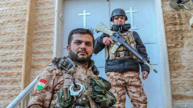 Soldados de las Fuerzas Armadas del Kurdistán patrullan la ciudad de Teleskoff durante la guerra contra el ISIS. Este enclave de cristianos quedó completamente desierto.