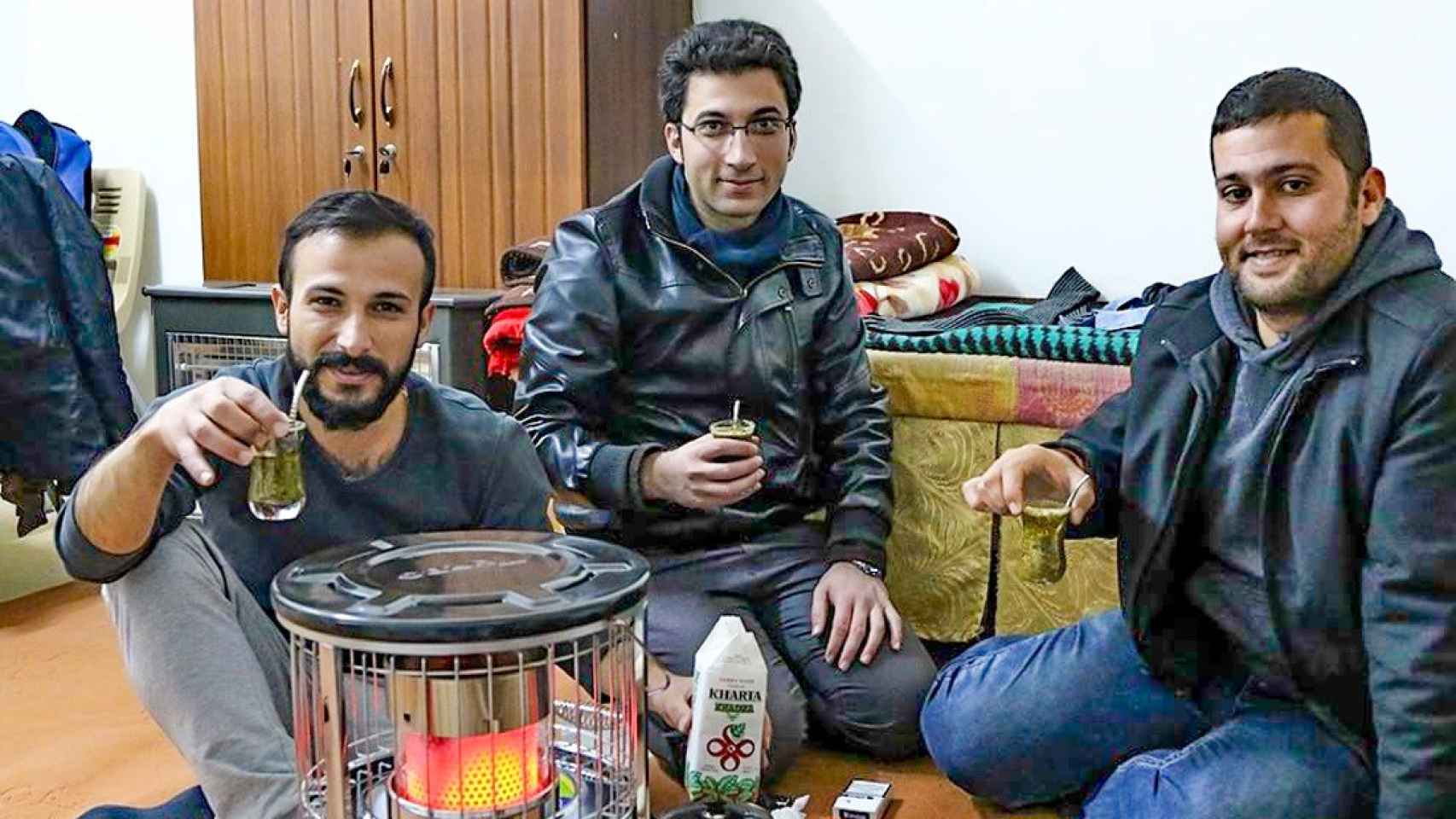 Refugiados asirios de Siria beben mate en Dahok.