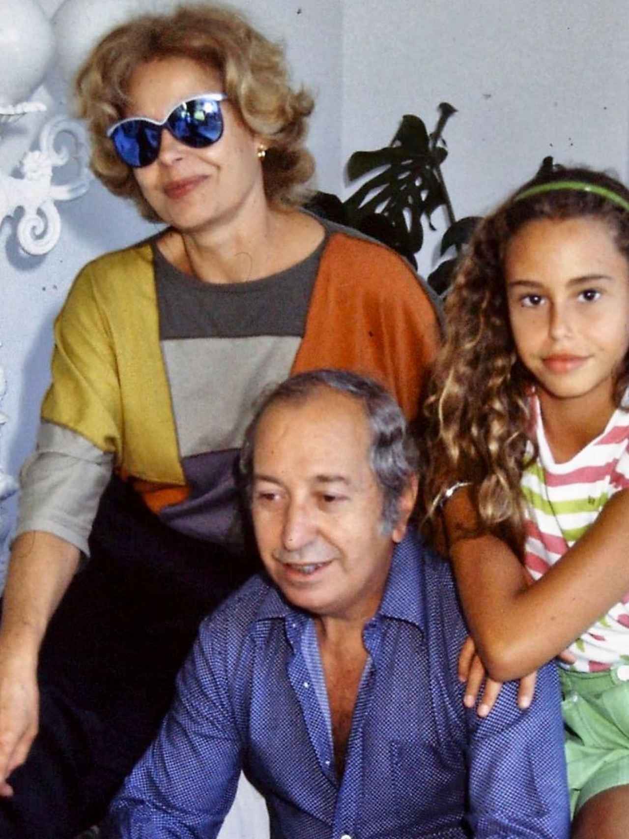 Laura Valenzuela junto a su marido, José Luis Dibildos, y su única hija, Lara, en una imagen compartida por ésta en sus redes.