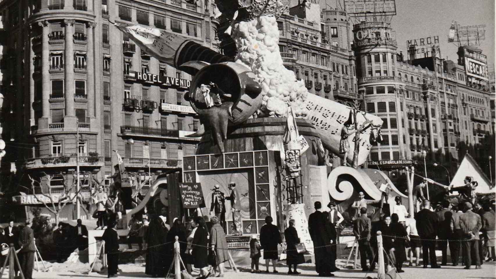 1960. Vista trasera de la falla realizada por Ramón Marco delante del Ayuntamiento de Valencia.