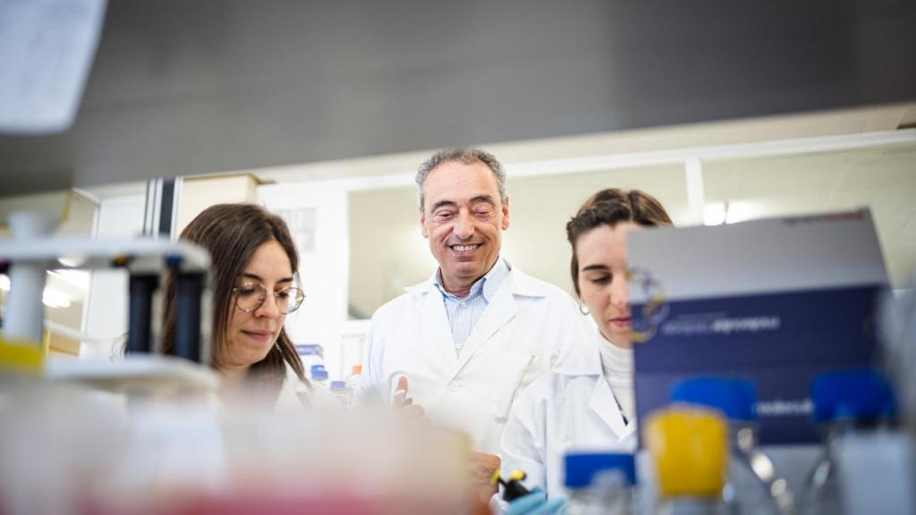 Carlos Martín supervisa el trabajo de su laboratorio.