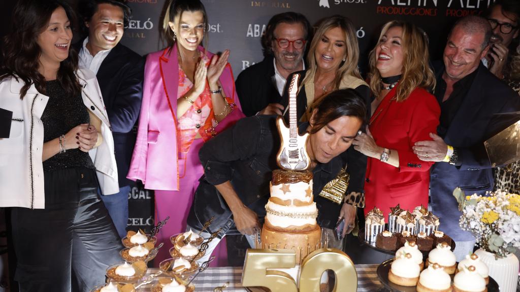 Julio Iglesias Jr., rodeado de familiares y amigos en su 50 cumpleaños.