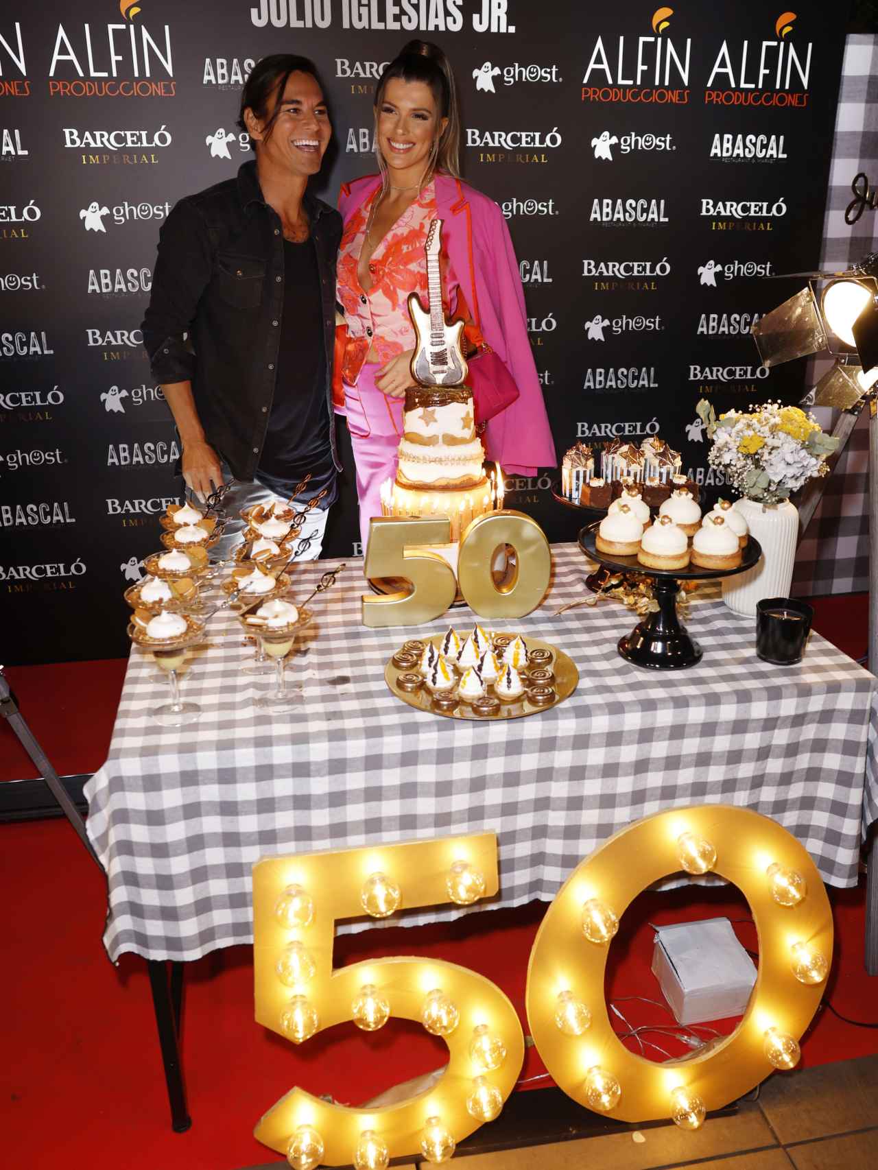 Julio Iglesias Jr. junto a su novia, Vivi di Domenico, en la celebración de su 50 cumpleaños.