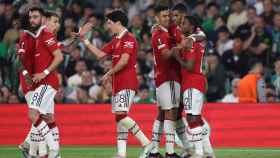 Los jugadores del Manchester United celebran un gol contra el Betis