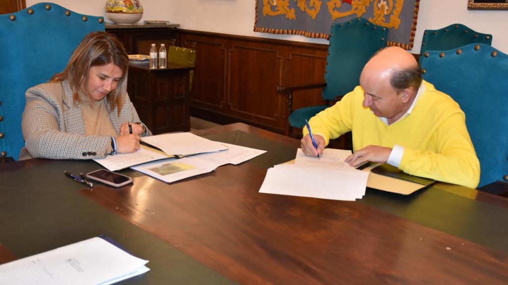 Tita García Élez y Alfredo Viedma durante la firma del convenio.