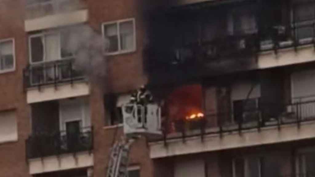 Imagen del incendio en un edificio cerca de la plaza de toros de Las Ventas.