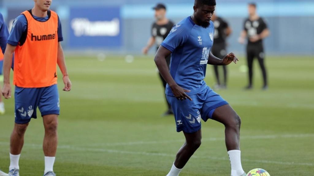 Alfred N'Diaye durante un entrenamiento con el Málaga CF esta semana