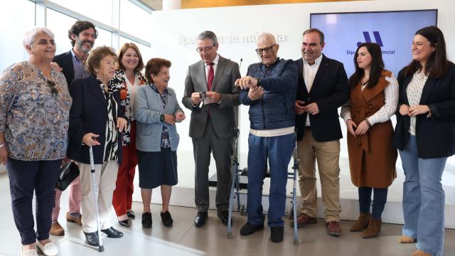 Francisco Salado junto a varias personas mayores, entre otros, con el reloj.