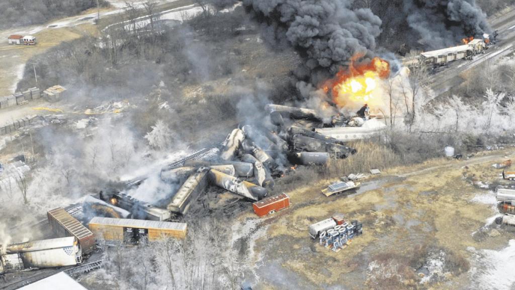 El tren con sustancias químicas que descarriló en Ohio el pasado 3 de febrero.