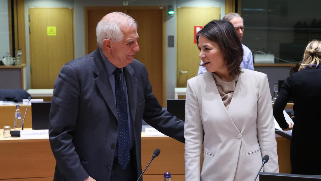 El jefe de la diplomacia europea, Josep Borrell, y la ministra de Exteriores alemana, Annalena Baerbock, durante una reunión en Bruselas