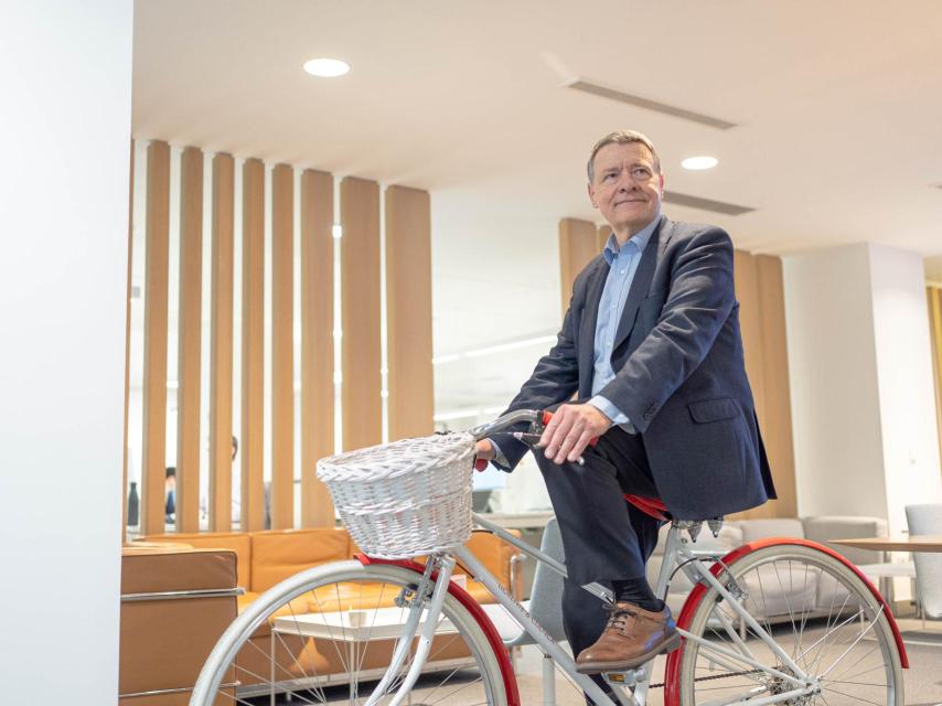 Jordi Sevilla fue ministro de Administraciones Públicas con Zapatero. Hoy, en este instante, cuando se toma la foto, es ciclista.