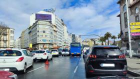 El autobús averiado frente a la Delegación del Gobierno en A Coruña.