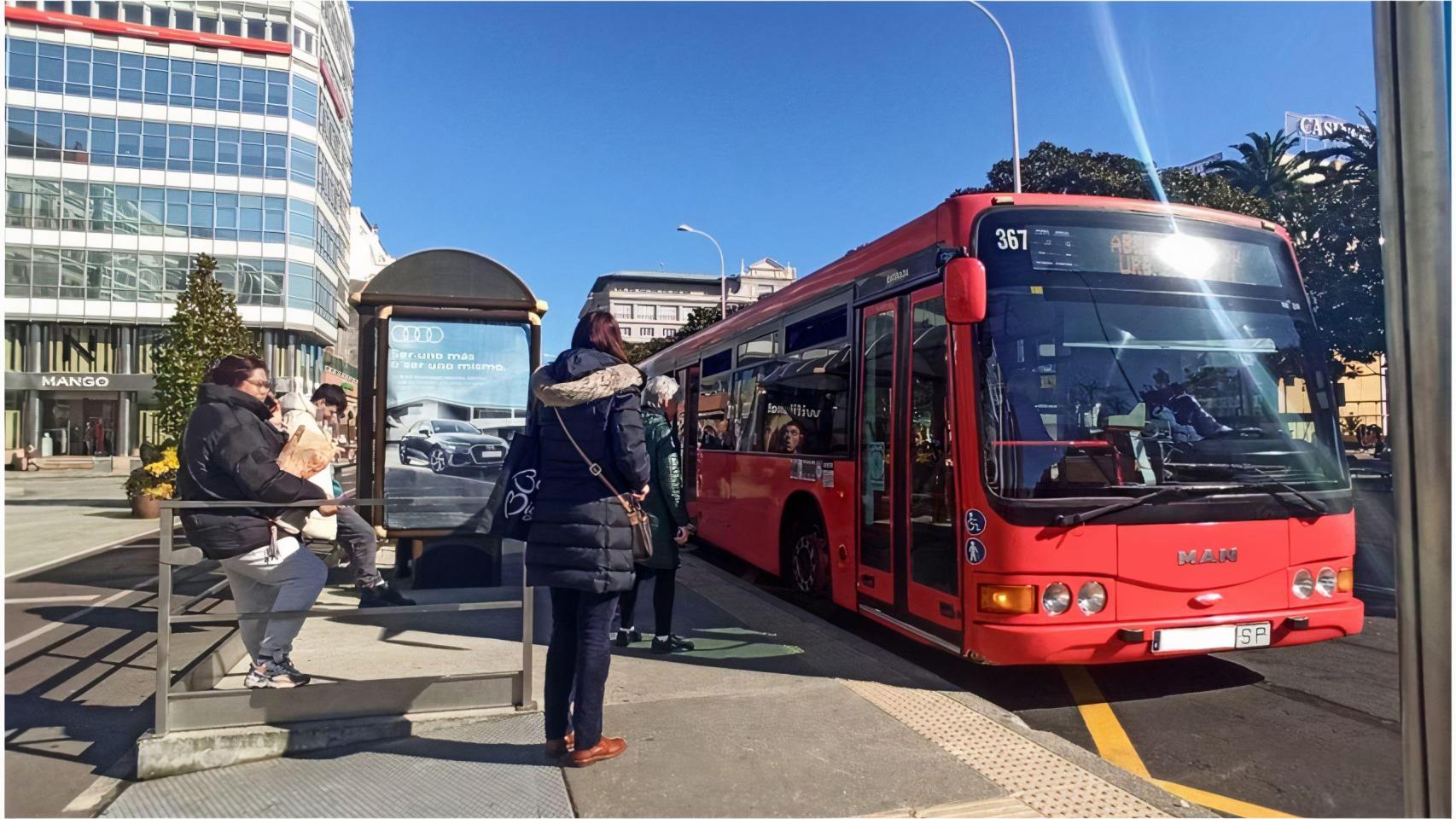 Un autobús en la parada del Obelisco de A Coruña