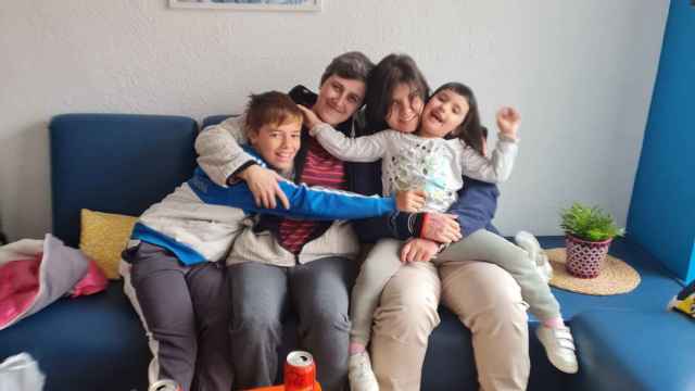 María con sus hijos Andrés, Cristian y Claudia.