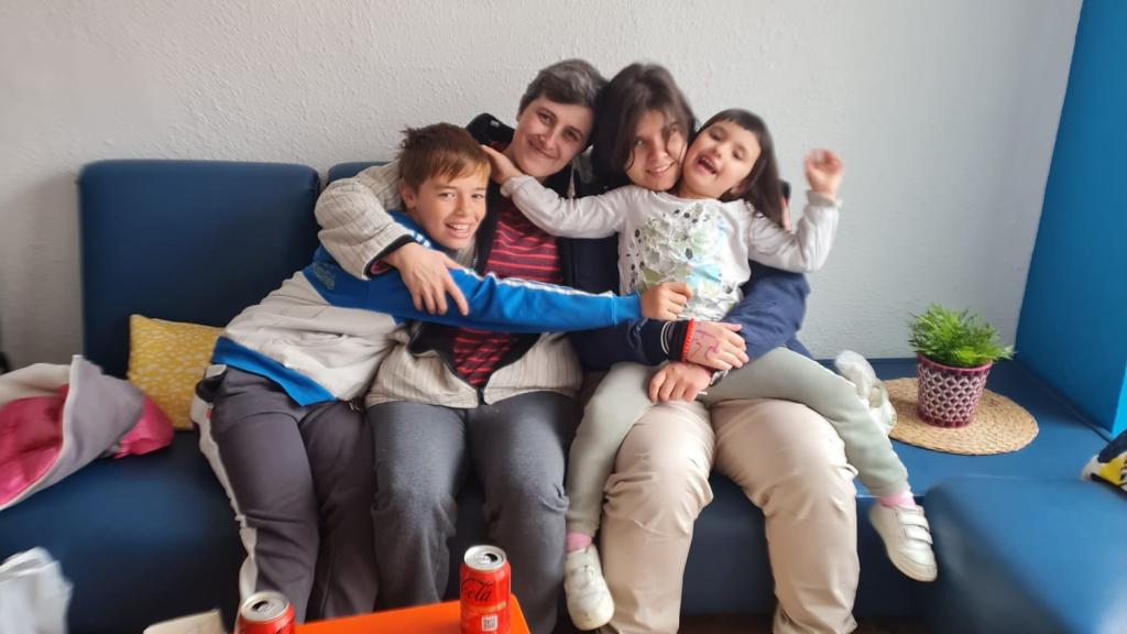 María con sus hijos Andrés, Cristian y Claudia.