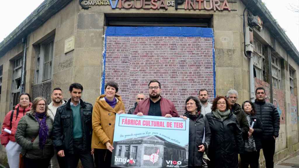 El candidato del BNG de Vigo, Xabier Pérez Igrexas, junto a Ana Pontón en Teis.