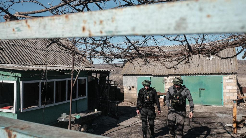 Los rescatadores visitan a los vecinos que quedan en las poblaciones que están siendo bombardeadas cerca de Nykyforivka.