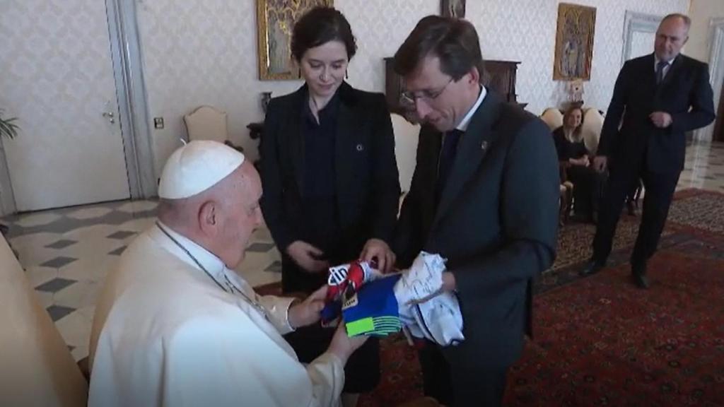 Isabel Díaz Ayuso y José Luis Martínez-Almeida este sábado junto al papa Francisco I en el Vaticano.