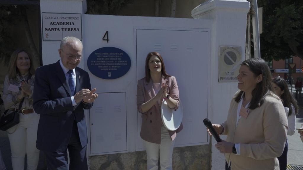 Francisco de la Torre, alcalde de Málaga, y Noelia Losada, concejala de Cultura, durante el acto de descubrimiento de la placa de reconocimiento del Colegio Las Teresianas.