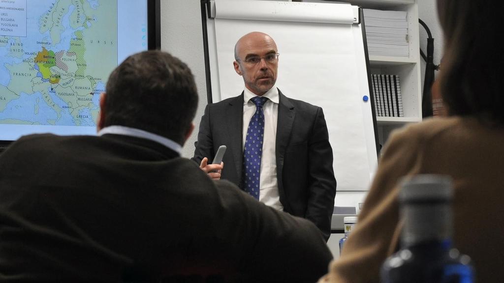 Jorge Buxadé, diputado en el Parlamento Europeo por Vox, impartiendo clase.