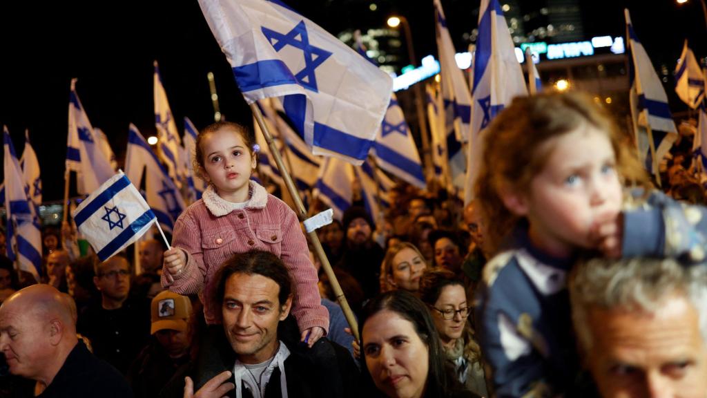 Manifestantes israelíes portan banderas del país durante las protestas contra la reforma judicial del primer ministro Benjamin Netanyahu, el pasado 18 de febrero en Tel Aviv.