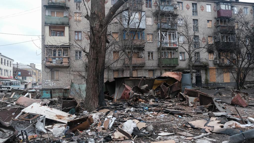 Resultado de uno de los últimos bombardeos rusos que impactó contra una zona residencial y comercial en la ciudad de Konstantinivka (Donetsk), este mes de marzo.