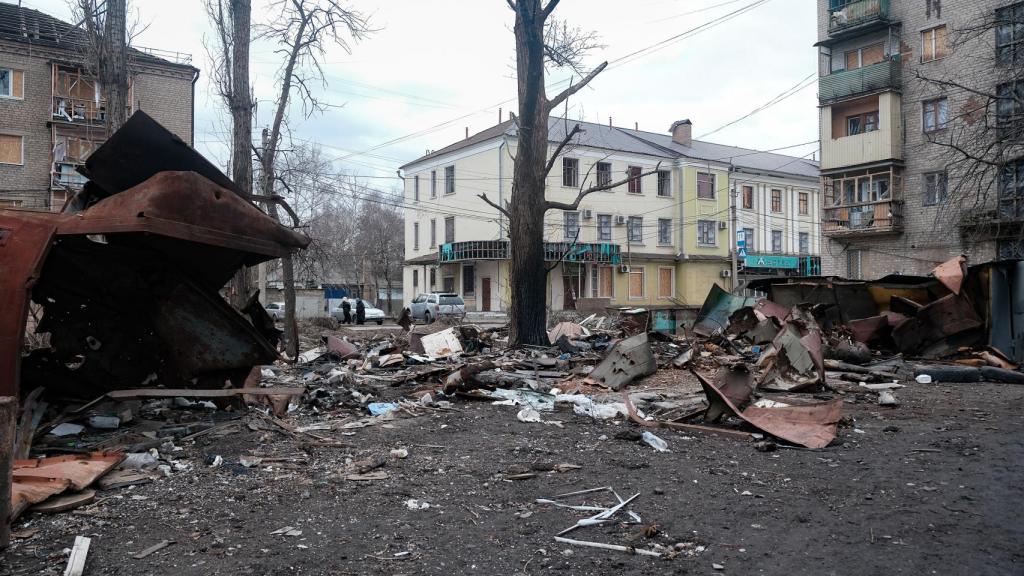 Restos de uno de los últimos bombardeos rusos que impactó contra una zona residencial y comercial en la ciudad de Konstantinivka (Donetsk), este mes de marzo.