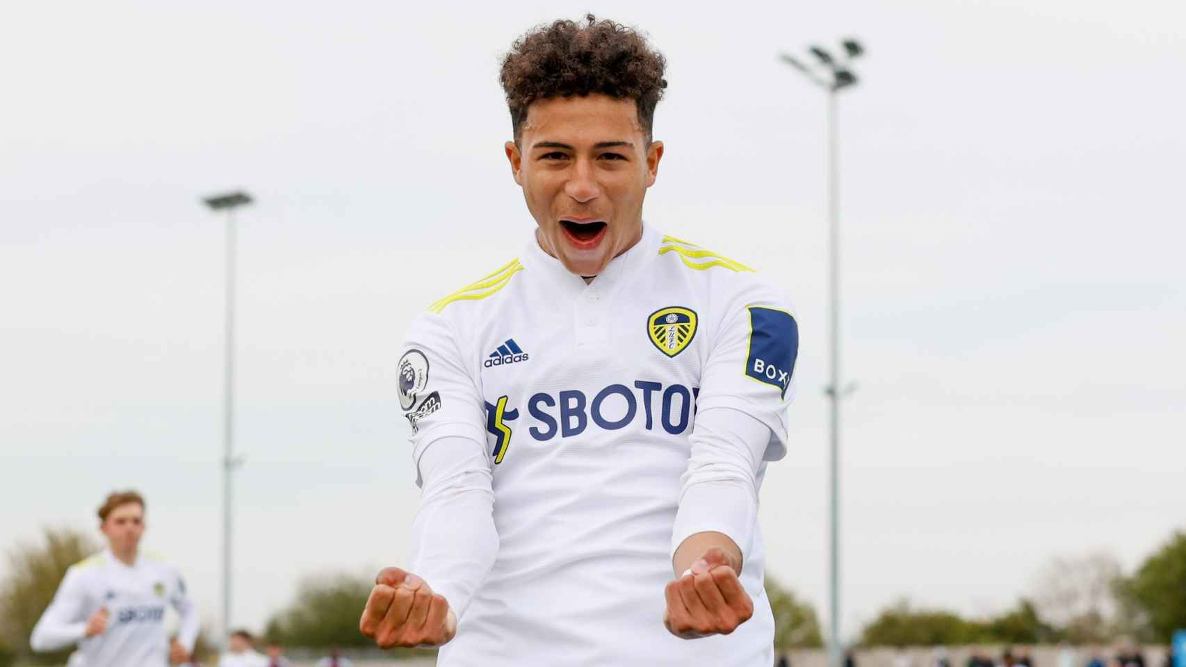Mateo Joseph celebra un gol con el Leeds United.