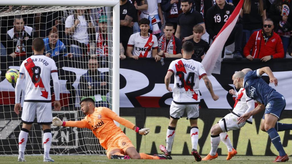 Momento en el que Isi falla el pase en el penalti de Trejo con el Rayo.