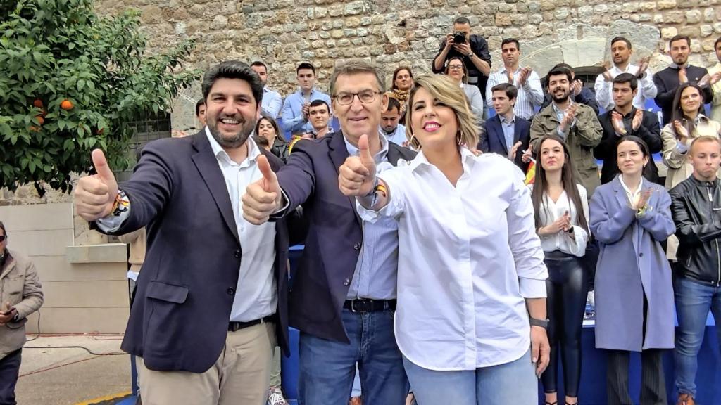 El presidente de la Región de Murcia, Fernando López Miras, el presidente del PP, Alberto Núñez Feijóo, y la alcaldesa cartagenera, Noelia Arroyo, este sábado, en el patio del CIM de la Facultad de Ciencias de la Empresa de Cartagena.