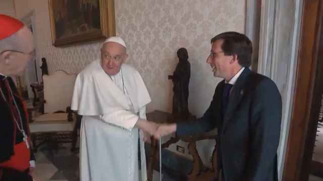 El Papa Francisco recibiendo a Martínez-Almeida en el Vaticano este sábado.
