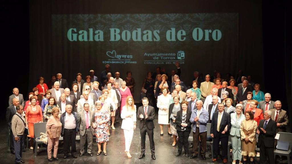 Imagen de los participantes en la celebración de las bodas de oro en Torrox.