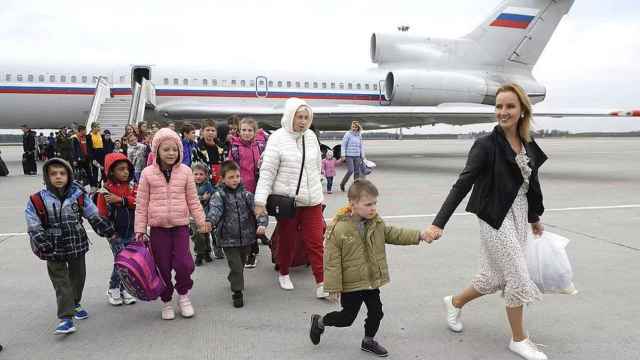 María Lvova-Belova, comisaria de la Infancia de Rusia, en octubre de 2022 con un grupo de niños deportados desde Mariúpol.