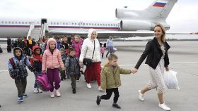 María Lvova-Belova, en octubre de 2022 con un grupo de niños deportados desde Mariúpol.