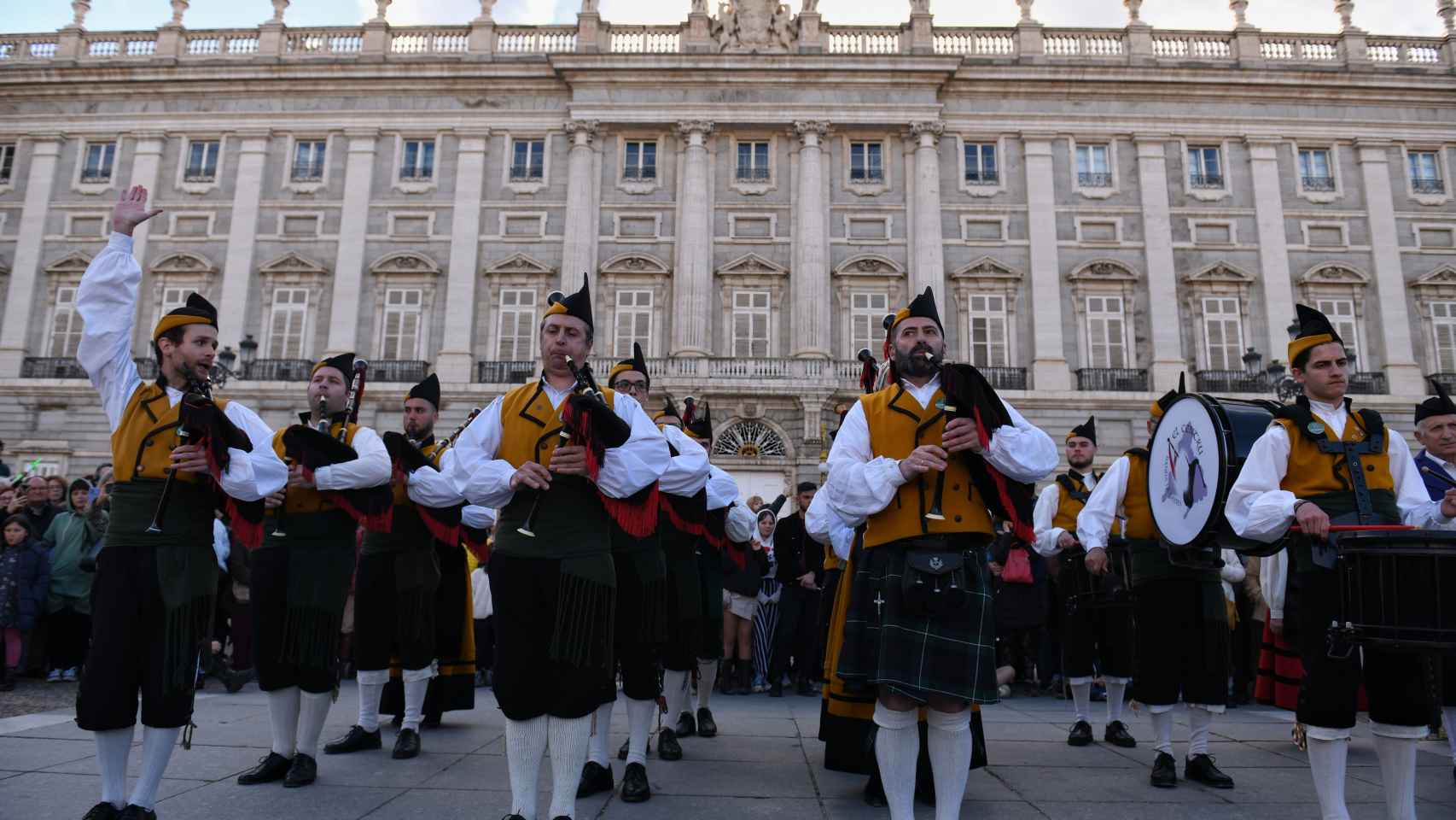 Gaiteros con falda escocesa delante del Palacio Real.