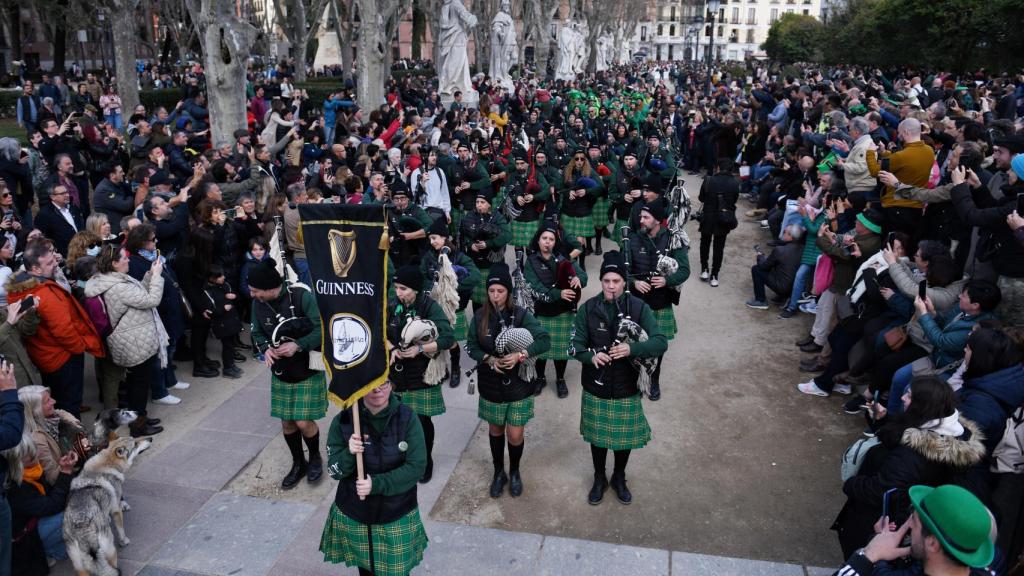 Los gaiteros desfilan en unos alrededores del Palacio Real con cientos de asistentes.