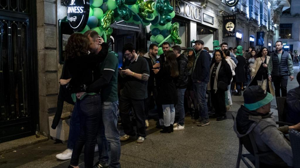 Ambiente en un bar donde se celebra la fiesta de San Patricio.