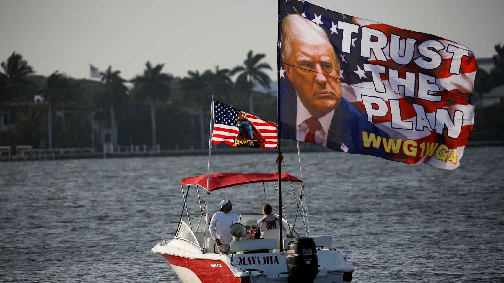 Seguidores de Trump junto a Mar-a-Lago