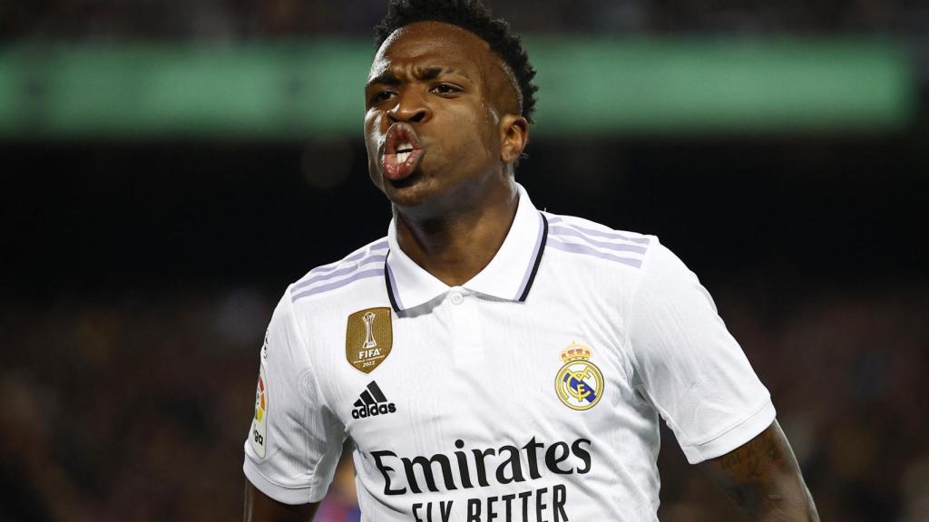 Vinicius, celebrando el gol de Araujo en propia durante El Clásico