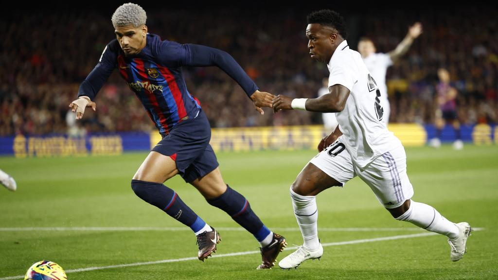 Vinicius y Araujo, durante uno de los duelos del partido.