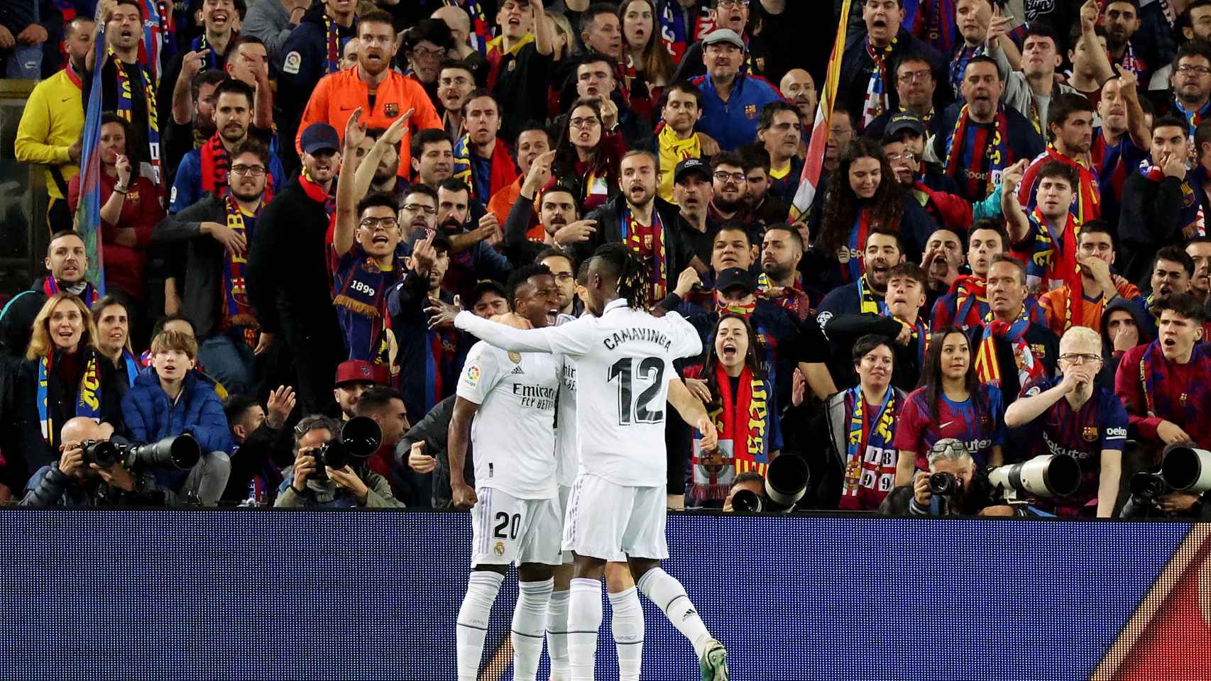 Celebración de los jugadores del Real Madrid tras el gol en El Clásico