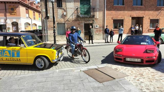 Concentración de coches clásicos en Aldeamayor de San Martín