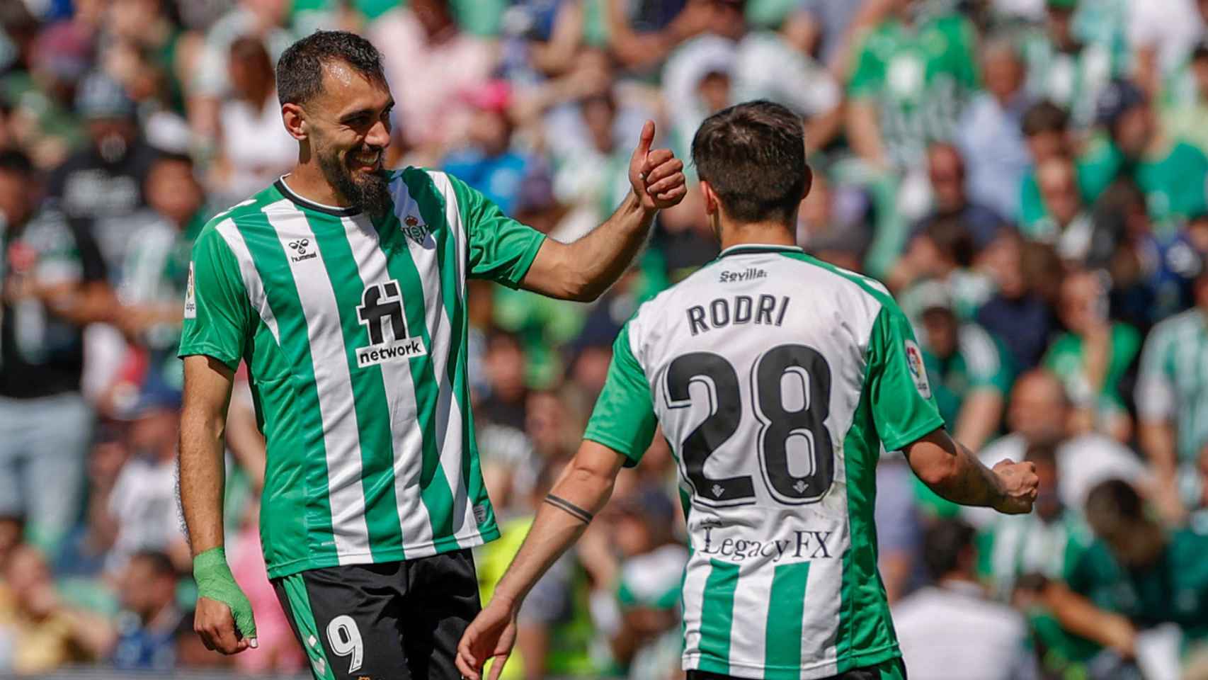 Borja Iglesias, celebrando su gol con el Betis con Rodri Sánchez