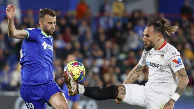 Borja Mayoral trata de llevarse el balón ante Gudelj.