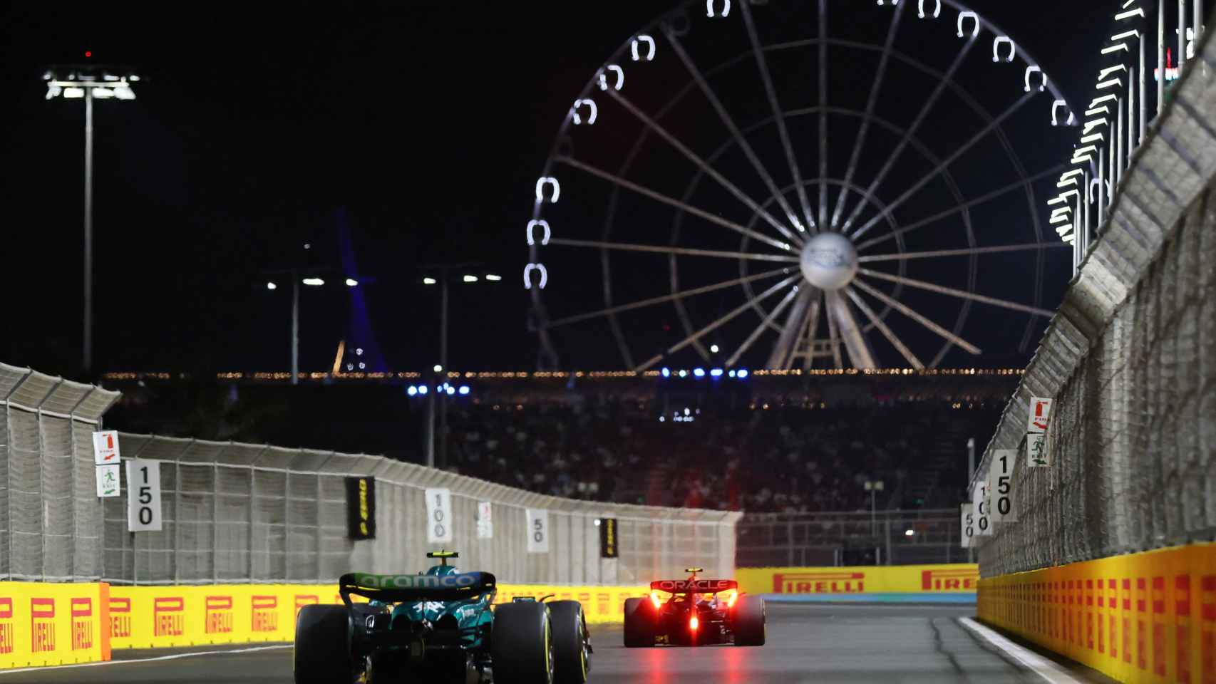 Fernando Alonso detrás de un Red Bull en el circuito de Jeddah en Arabia Saudí