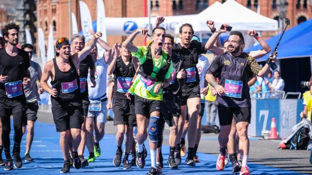 Alex Roca y todo su equipo llegando a meta en su primera maratón